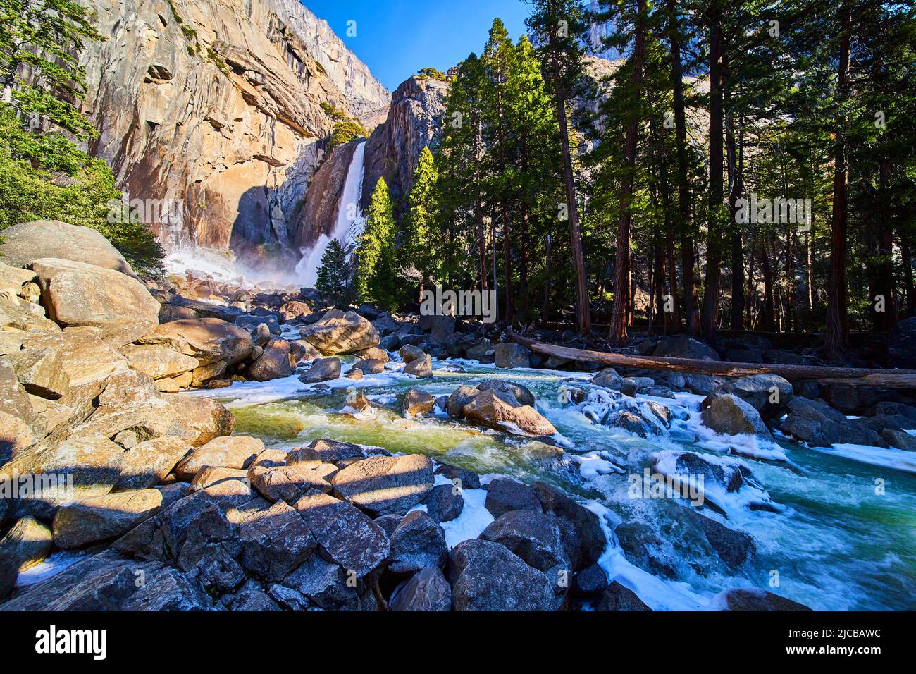 Abaissez les chutes de Yosemite au début du printemps avec des rivières bleues gelées Banque D'Images