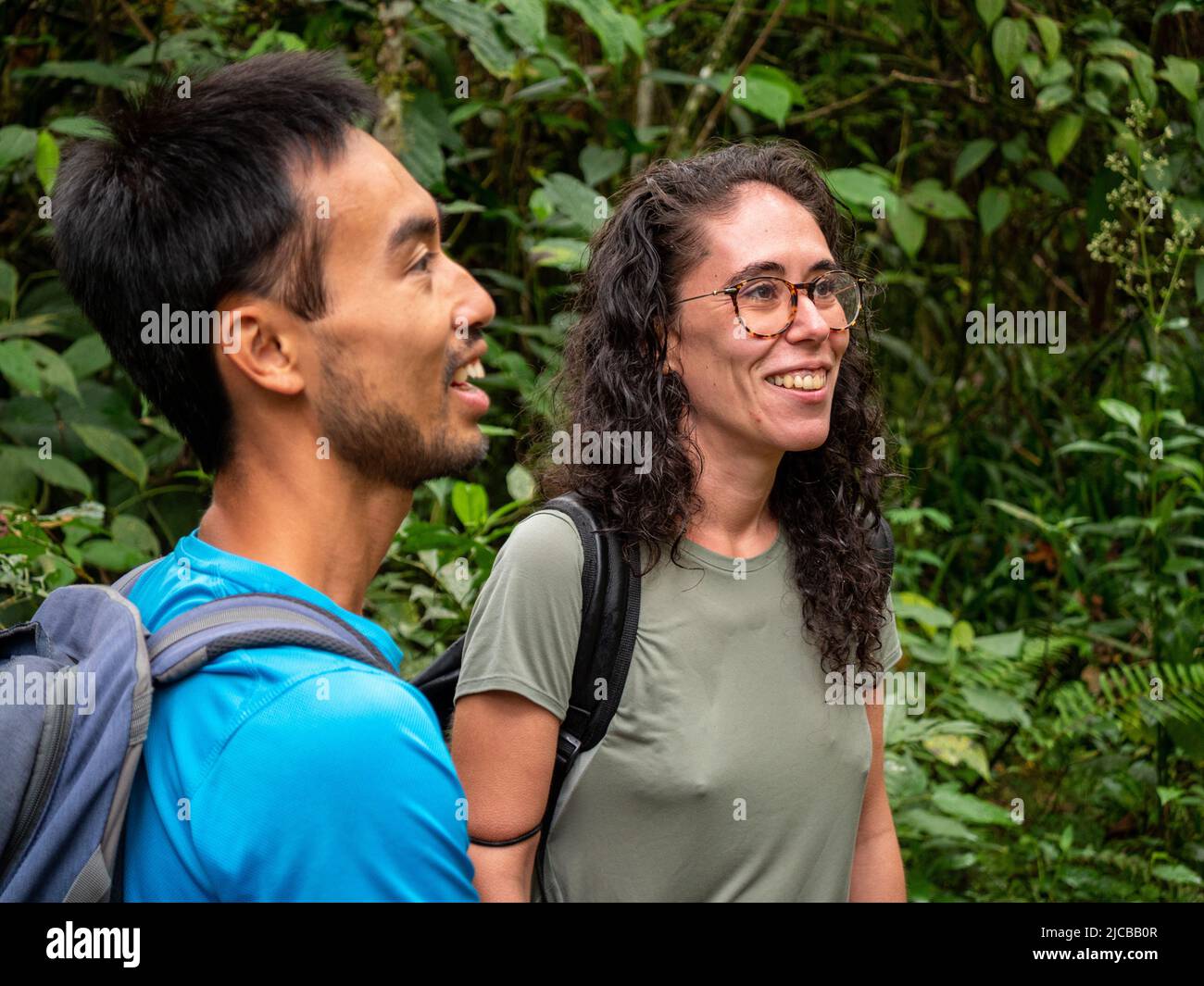 La Estrella, Antioquia, Colombie - 13 février 2022: Une femme grecque avec des lunettes et un homme vietnamien marche au milieu de la nature Banque D'Images