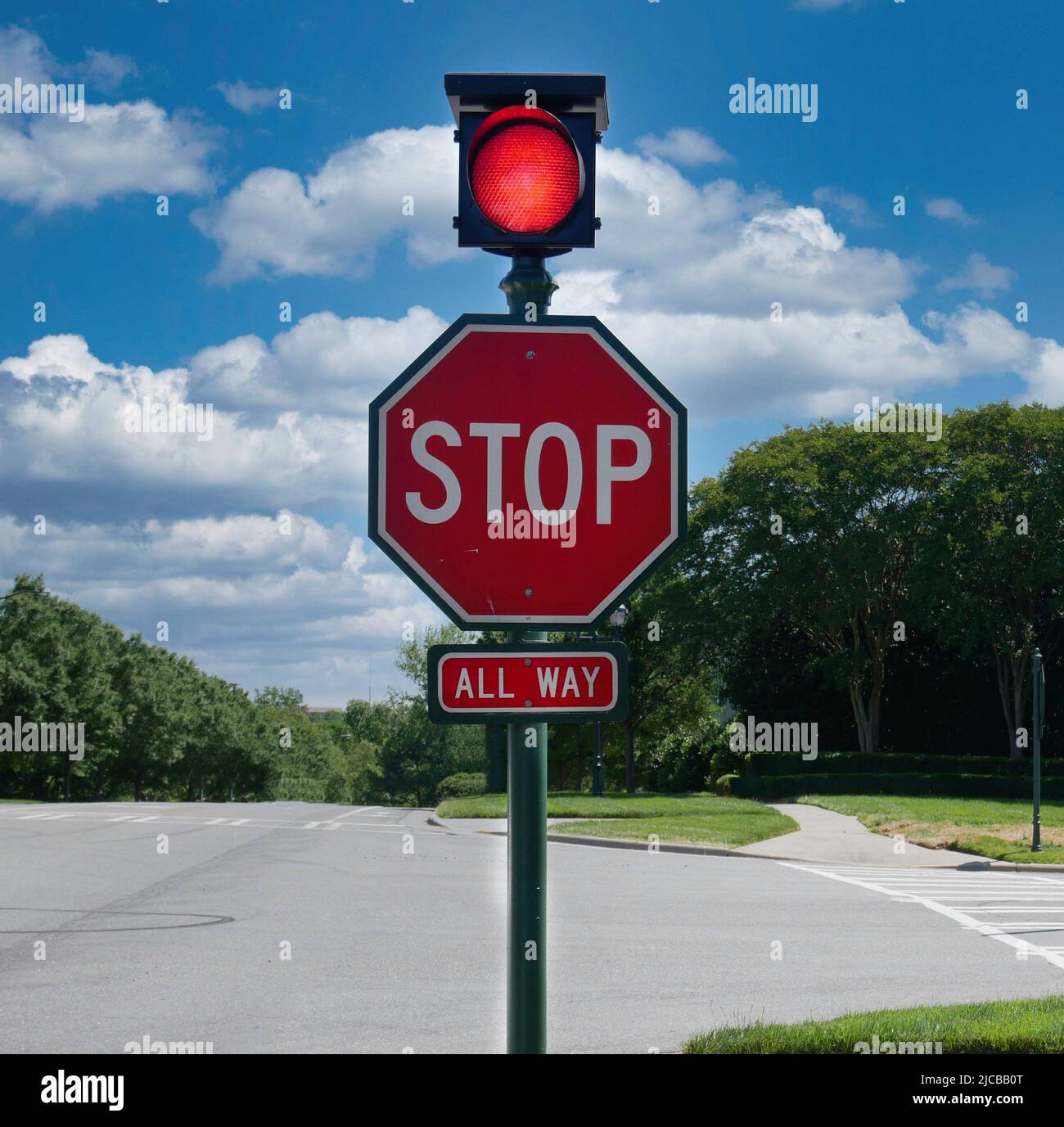 Panneau stop avec feu rouge. Banque D'Images
