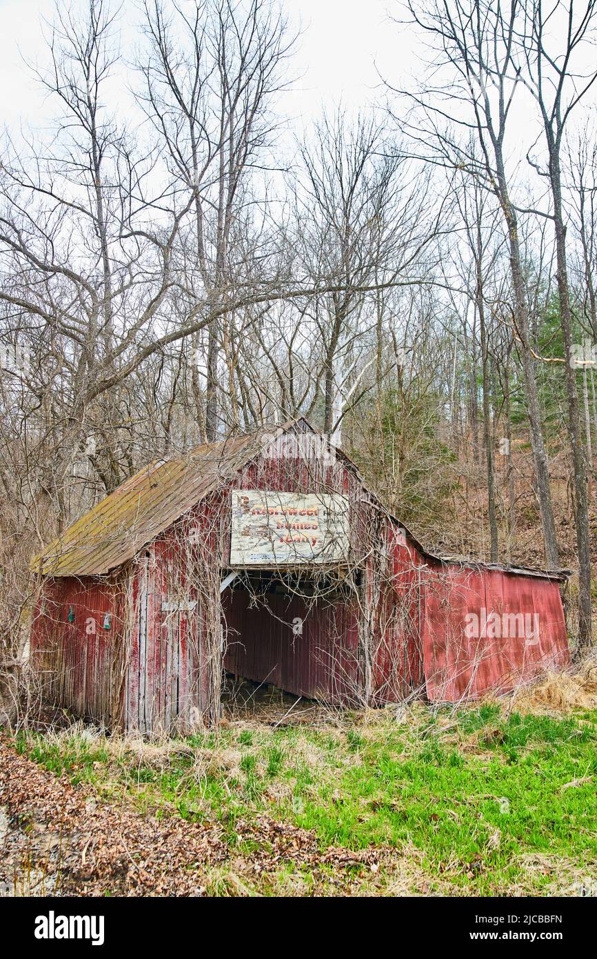 La grange rouge du Midwest tombe en morceaux à la fin de l'hiver Banque D'Images