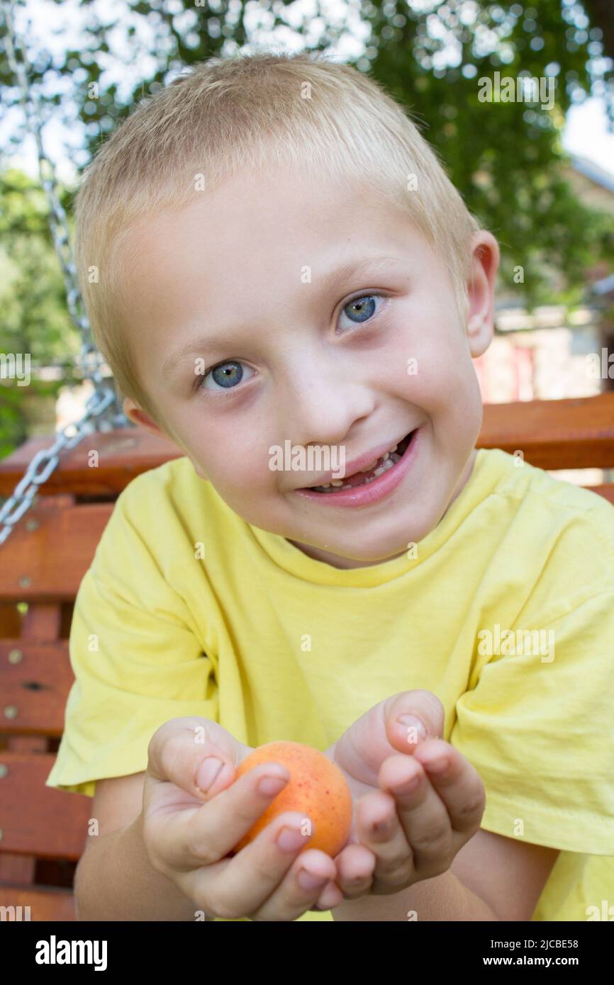 Bébé garçon blond aux yeux bleus Banque de photographies et