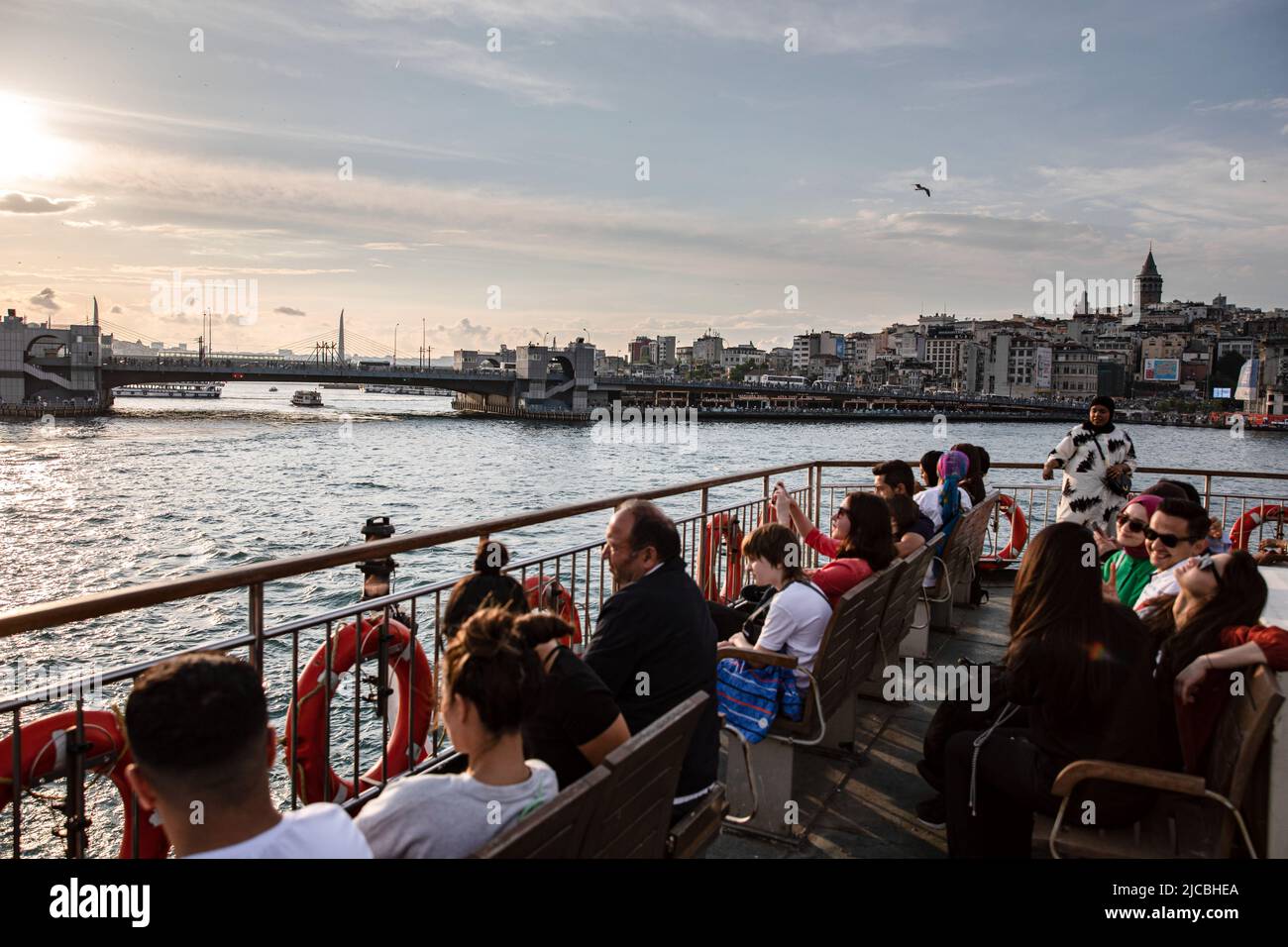 Istanbul, Turquie. 11th juin 2022. Les passagers s'assoient sur la terrasse du ferry des lignes de la ville, se préparent à partir à l'embarcadère d'Istanbul Eminonu et au pont de Galata. Crédit : SOPA Images Limited/Alamy Live News Banque D'Images