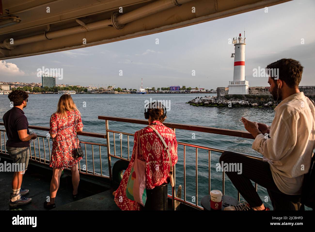 Istanbul, Turquie. 11th juin 2022. Les passagers des lignes de la ville s'approchent en ferry de la jetée de Kadikoy. (Photo par Onur Dogman/SOPA Images/Sipa USA) crédit: SIPA USA/Alay Live News Banque D'Images