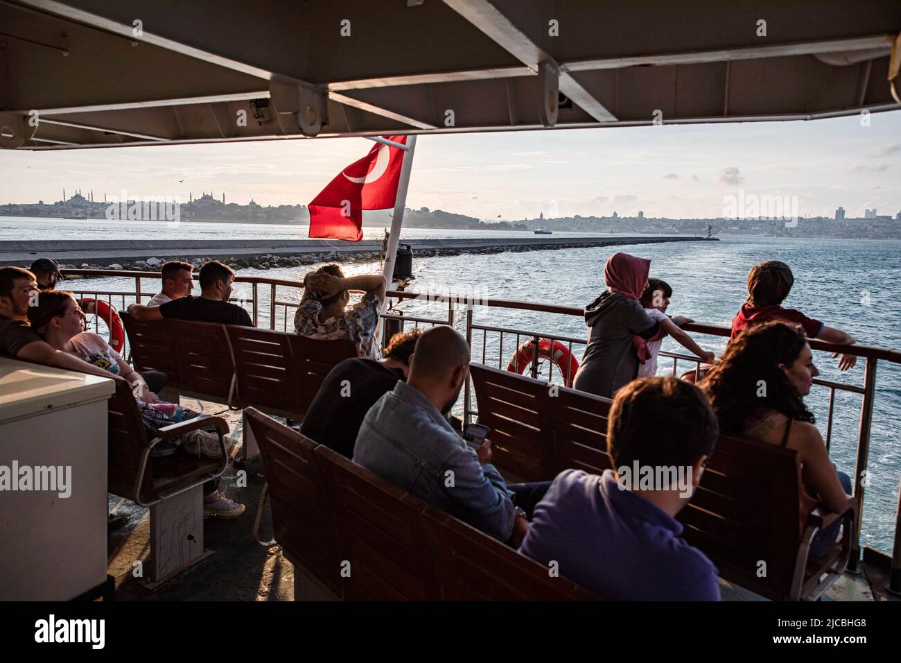 Istanbul, Turquie. 11th juin 2022. Les personnes voyageant dans l'espace ouvert des lignes de la ville ferry dans le Bosphore d'Istanbul. Crédit : SOPA Images Limited/Alamy Live News Banque D'Images