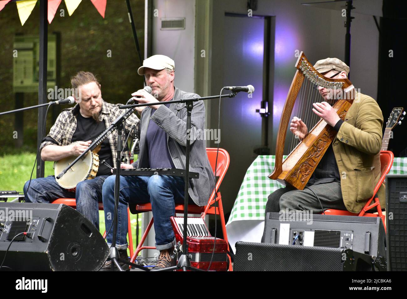 Manchester, Royaume-Uni. 11th juin 2022. Harp and a Monkey, le trio de chants et de contes, se joue à Angel Meadow, au centre de Manchester, en Angleterre, au Royaume-Uni, dans le cadre du Manchester Histories Festival 2022. Le trio se spécialise dans des histoires courtes et mélodiques sur la vie quotidienne, l'amour et le souvenir. Crédit : Terry Waller/Alay Live News Banque D'Images