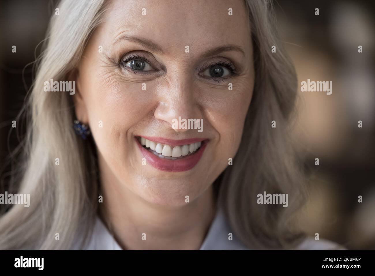 Portrait en gros plan d'une belle femme d'âge moyen souriante Banque D'Images