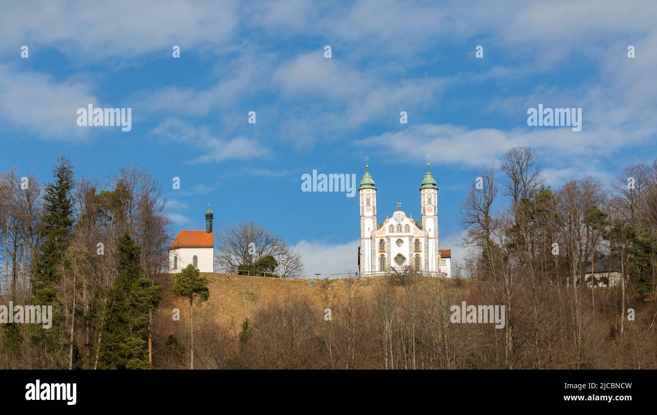 Bad Tölz, Allemagne - 2 févr. 2022: Vue sur le Kalvarienberg avec Leonhardikapelle (chapelle) et Kreuzkirche (église avec deux clochers). Un point de repère de Ba Banque D'Images