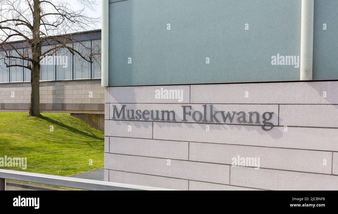 Essen, Allemagne - 25 mars 2022 : Musée d'écriture Folkwang, menant à l'entrée du musée d'art populaire. Banque D'Images