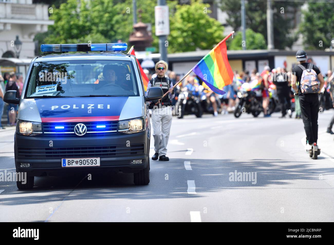 Vienne, Autriche, 11th juin 2022. 26th Rainbow Parade au-dessus de la Wiener Ringstrasse Banque D'Images