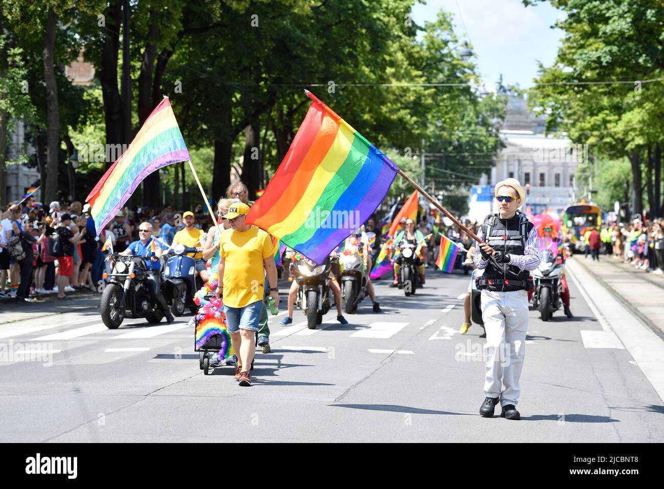 Vienne, Autriche, 11th juin 2022. 26th Rainbow Parade au-dessus de la Wiener Ringstrasse Banque D'Images