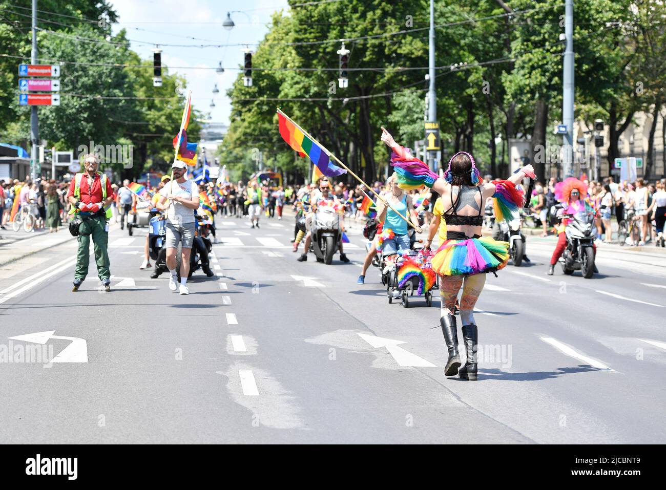 Vienne, Autriche, 11th juin 2022. 26th Rainbow Parade au-dessus de la Wiener Ringstrasse Banque D'Images