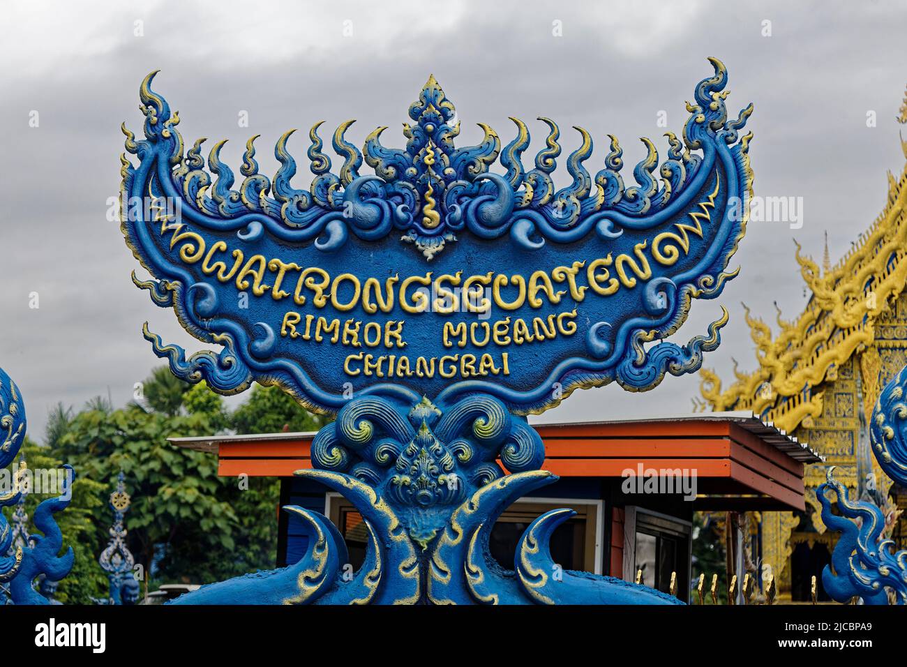 Province de Chiang Rai, Thaïlande. 18th mai 2022. Le Wat Rong Suea Ten (Temple Bleu) a été créé par l'artiste Phuttha Kapkaew dans le village de Rong Suea Ten Banque D'Images