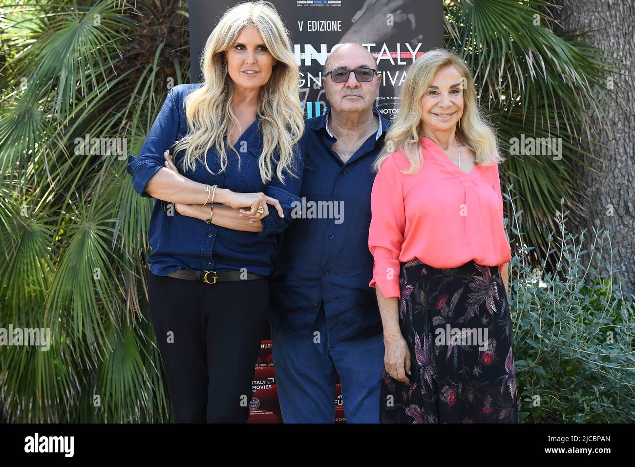 Santa Margherita Di Pula, Italie. 11th juin 2022. Santa Margherita di Pula. Village de forte. Tournage Italie Festival de la Sardaigne. Sur la photo: Tiziana Rocca, Dante Ferretti et Francesca Lo Schiavo crédit: Agence de photo indépendante/Alamy Live News Banque D'Images