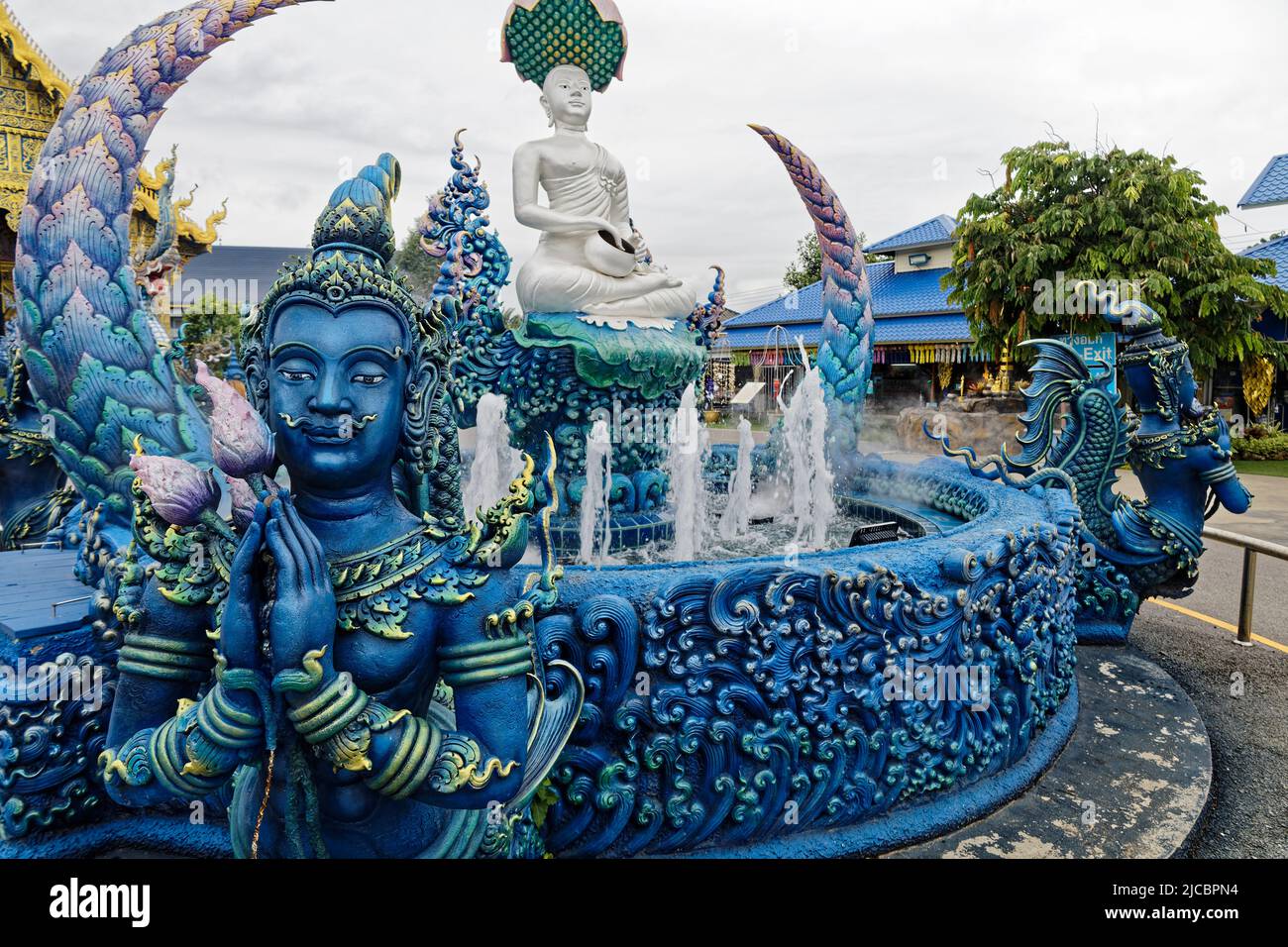 Province de Chiang Rai, Thaïlande. 18th mai 2022. Le Wat Rong Suea Ten (Temple Bleu) a été créé par l'artiste Phuttha Kapkaew dans le village de Rong Suea Ten Banque D'Images