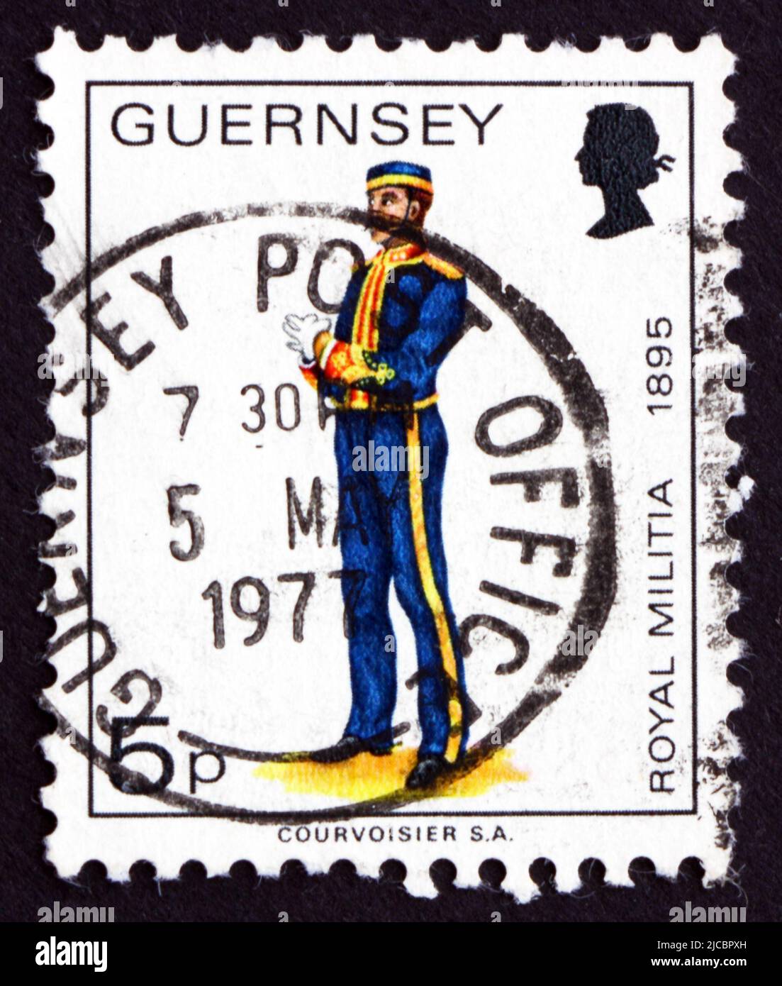 GUERNESEY - VERS 1974: Un timbre imprimé dans le Guernesey montre Royal Milice, uniforme de 1895, vers 1974 Banque D'Images