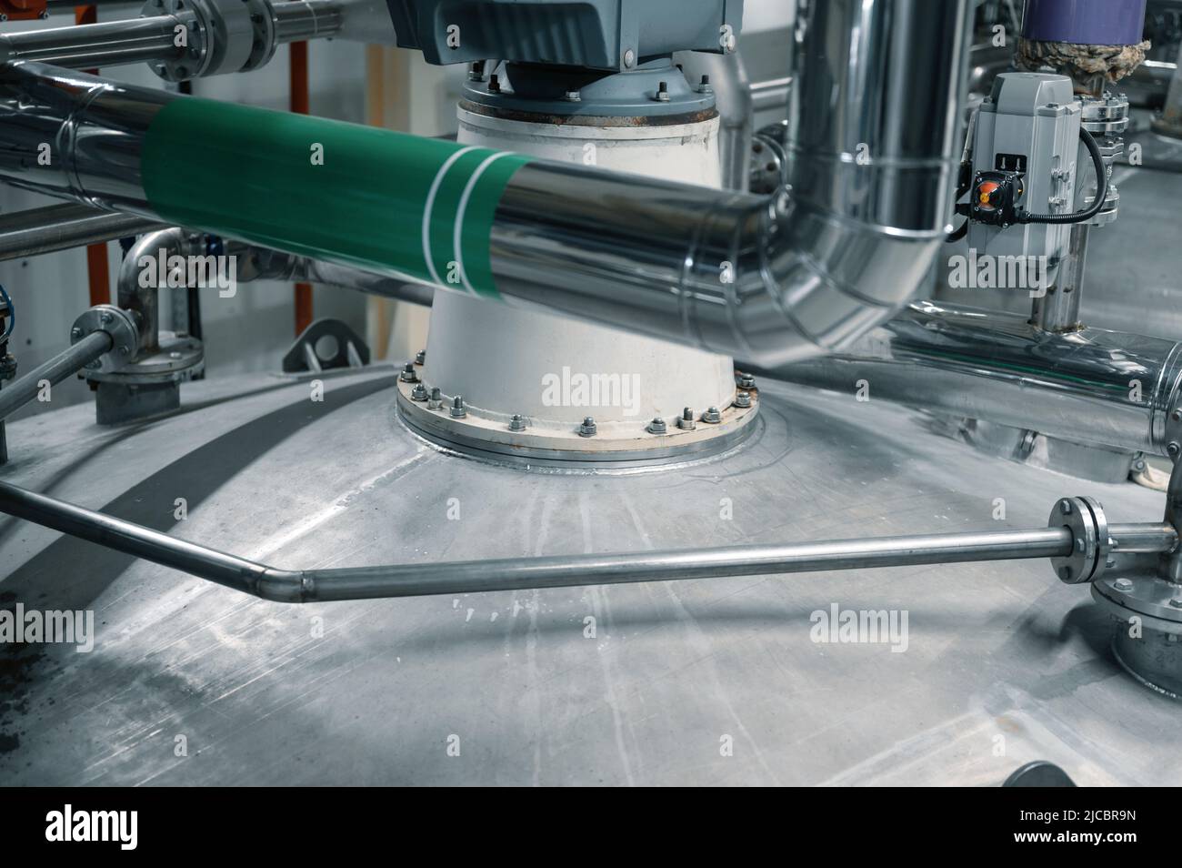 Grand réservoir avec liquides agressifs traités en atelier Banque D'Images