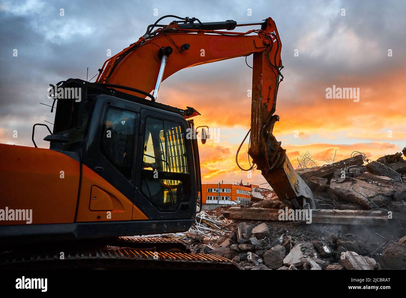 Pelle hydraulique avec presses à concasseur pile de ciment renforcé Banque D'Images