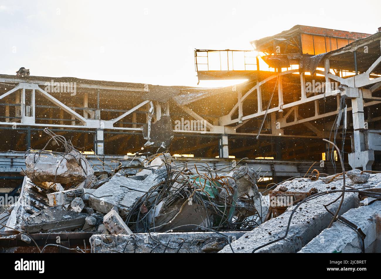 Partie d'un bâtiment industriel détruit sur le site de démolition Banque D'Images