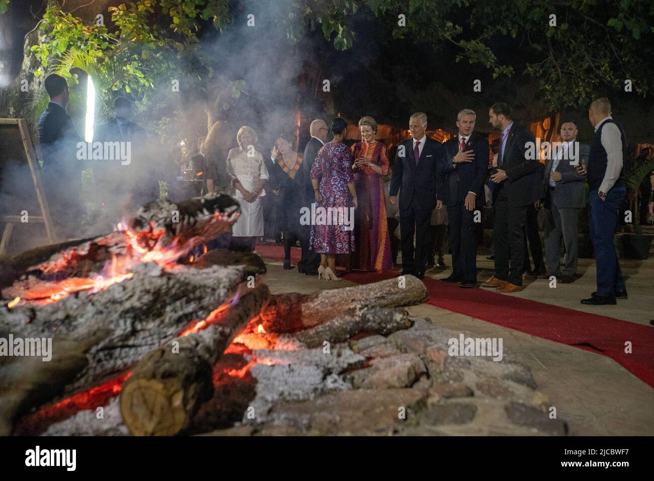 Reine Mathilde de Belgique et Roi Philippe - Filip de Belgique photographié lors d'un dîner avec la délégation belge au restaurant Bush Camp, à Lubumbashi, lors d'une visite officielle du couple royal belge en République démocratique du Congo, samedi 11 juin 2022. Le roi et la reine de Belgique visiteront Kinshasa, Lubumbashi et Bukavu de 7 juin à 13 juin. BELGA PHOTO NICOLAS MATERLINCK Banque D'Images