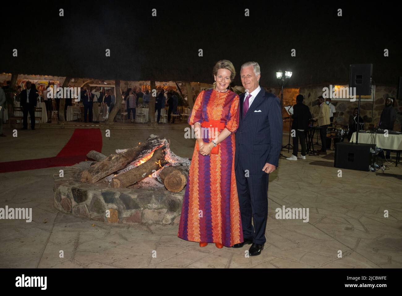 La reine Mathilde de Belgique et le roi Philippe - Filip de Belgique posent pour le photographe lors d'un dîner avec la délégation belge au restaurant Bush Camp, à Lubumbashi, lors d'une visite officielle du couple royal belge en République démocratique du Congo, samedi 11 juin 2022. Le roi et la reine de Belgique visiteront Kinshasa, Lubumbashi et Bukavu de 7 juin à 13 juin. BELGA PHOTO NICOLAS MATERLINCK Banque D'Images