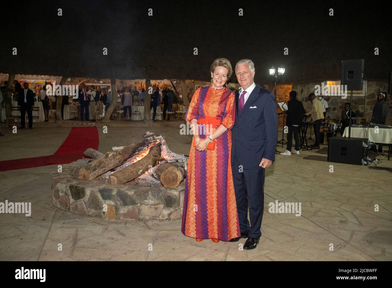 La reine Mathilde de Belgique et le roi Philippe - Filip de Belgique posent pour le photographe lors d'un dîner avec la délégation belge au restaurant Bush Camp, à Lubumbashi, lors d'une visite officielle du couple royal belge en République démocratique du Congo, samedi 11 juin 2022. Le roi et la reine de Belgique visiteront Kinshasa, Lubumbashi et Bukavu de 7 juin à 13 juin. BELGA PHOTO NICOLAS MATERLINCK Banque D'Images