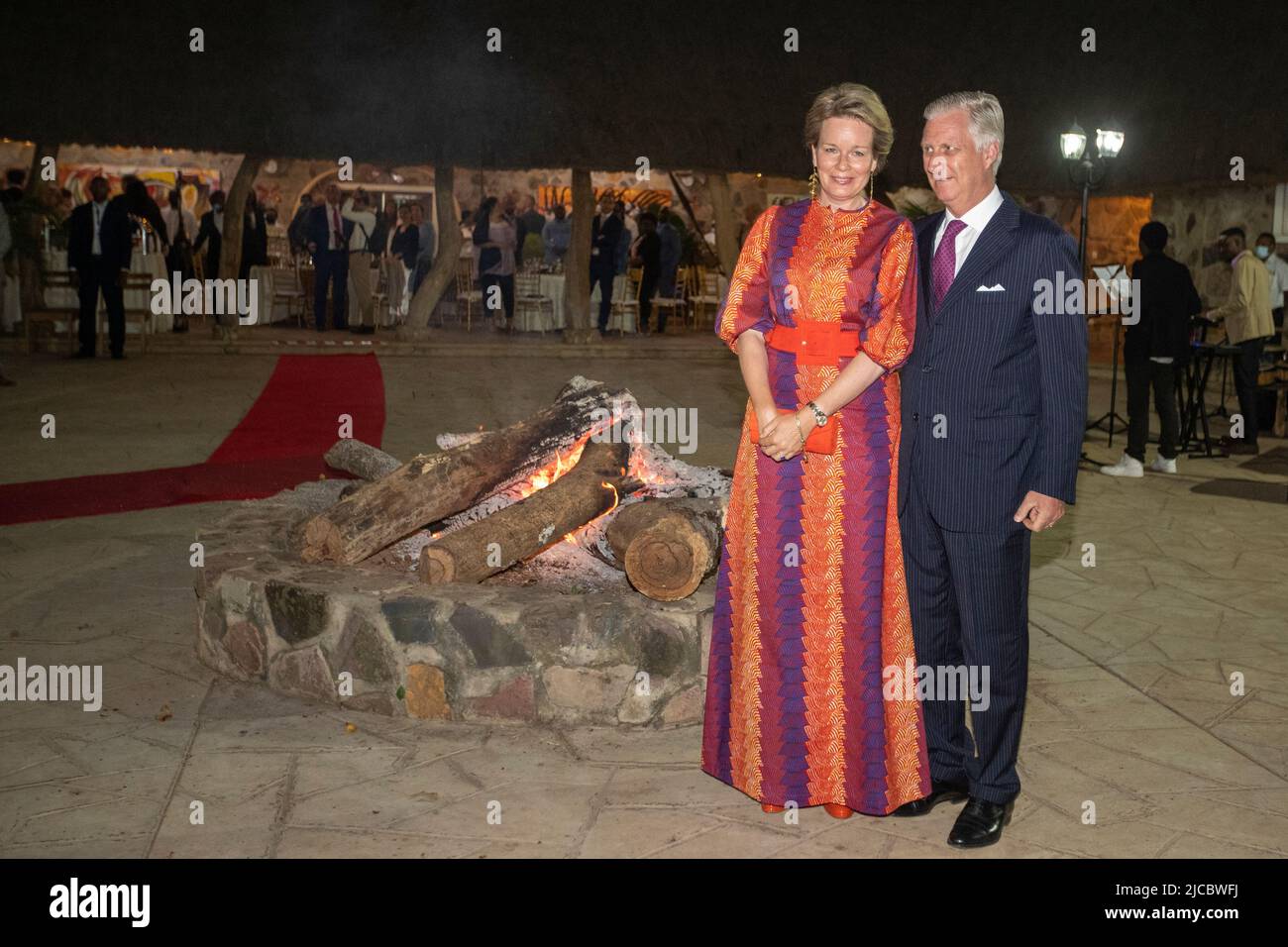 La reine Mathilde de Belgique et le roi Philippe - Filip de Belgique posent pour le photographe lors d'un dîner avec la délégation belge au restaurant Bush Camp, à Lubumbashi, lors d'une visite officielle du couple royal belge en République démocratique du Congo, samedi 11 juin 2022. Le roi et la reine de Belgique visiteront Kinshasa, Lubumbashi et Bukavu de 7 juin à 13 juin. BELGA PHOTO NICOLAS MATERLINCK Banque D'Images