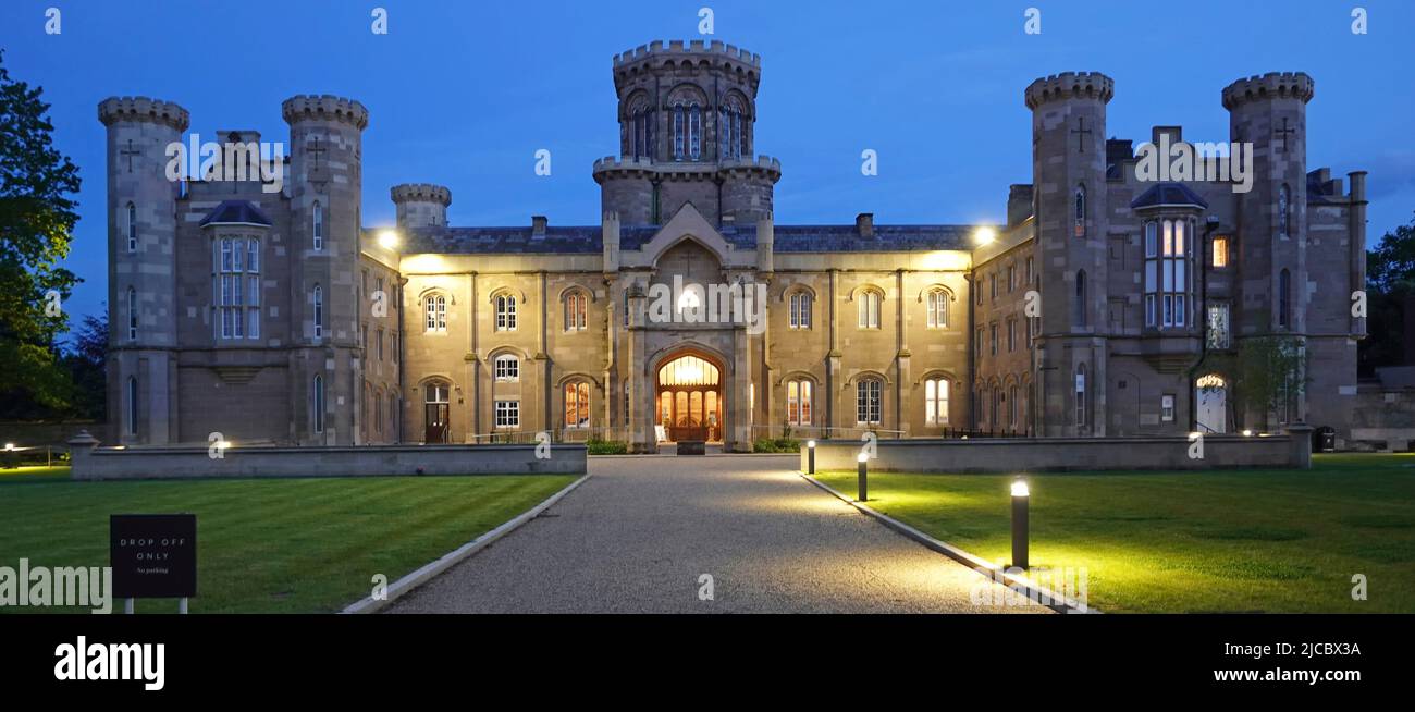 Allée et façade illuminée de la maison de campagne historique de Studley Castle Grade II bâtiment a Warners adultes seulement Hôtel dans Warwickshire Angleterre Royaume-Uni Banque D'Images