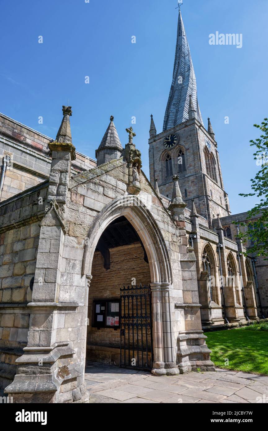 Chesterfield, Royaume-Uni- 14 mai 2022: Église Sainte Marie et Toussaint avec la flèche tortueuse de Chesterfield en Angleterre Banque D'Images