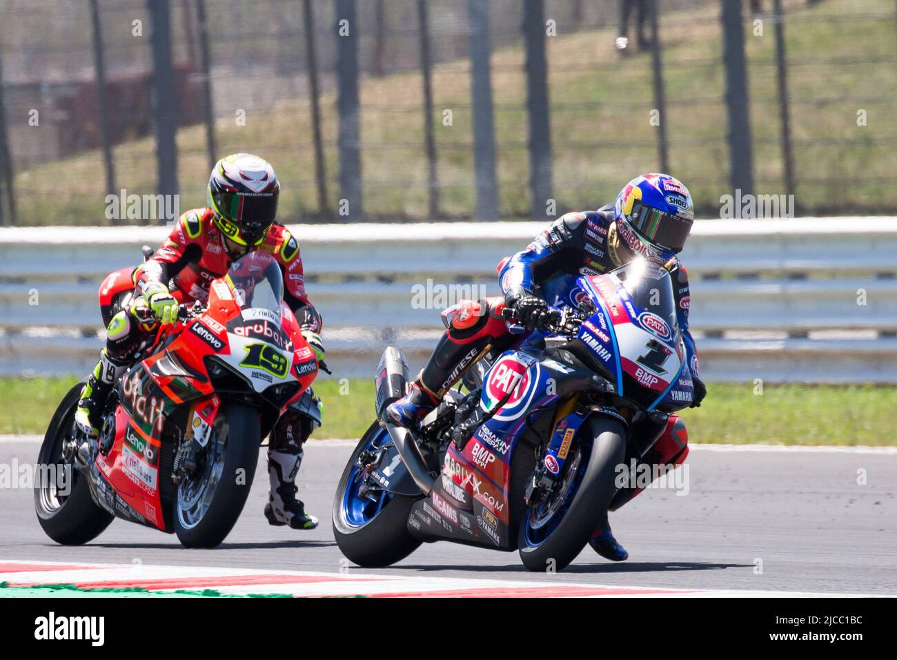 Misano World circuit “Marco Simoncelli”, Misano Adriatico, Italie, 12 juin 2022, #1 TOPRAK RAZGATLIOGLU (Pata Yamaha avec Brixx WSBK - YZF R1) et #19 ALVARO BAUTISTA (Aruba.it Racing Ducati - Panigale V4R) pendant Pirelli Emilia-Romagna Round FIM Superbike World Championship 2022 - Race2 - World Superbike - SBK Banque D'Images