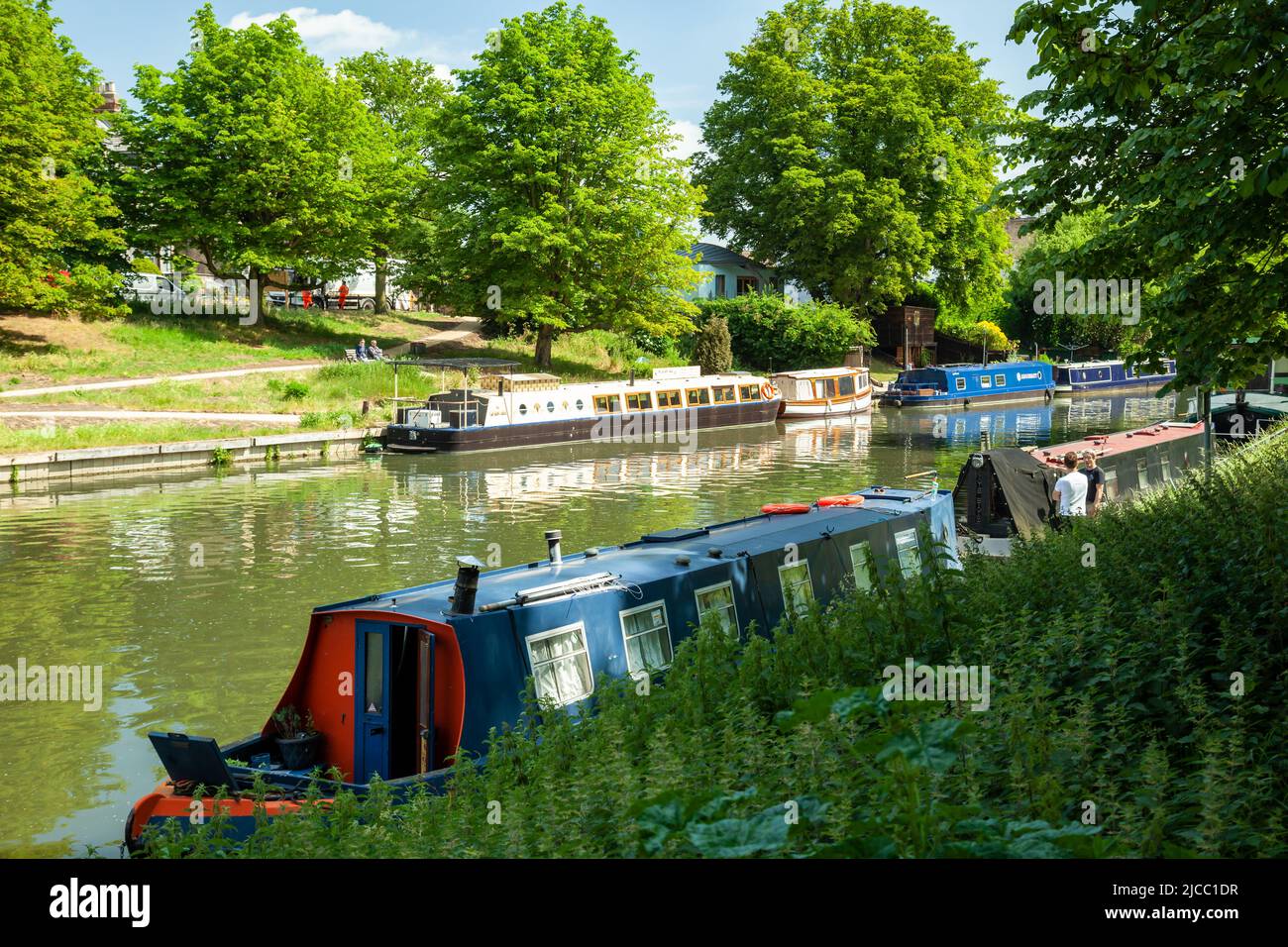 Péniche sur la rivière Cam au printemps, Cambridge, Angleterre. Banque D'Images