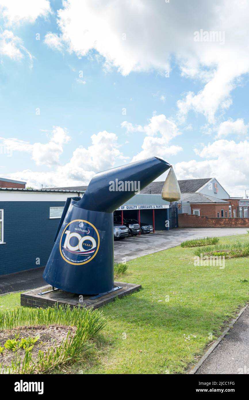 Grande huile surdimensionnée peut faire de la publicité huile et peinture de Witham limitée Outer Circle Road Lincoln 2022 Banque D'Images