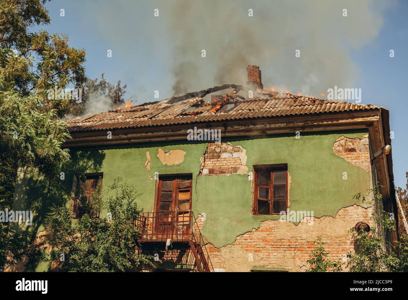 Un incendie sur le toit d'un ancien bâtiment abandonné. Banque D'Images