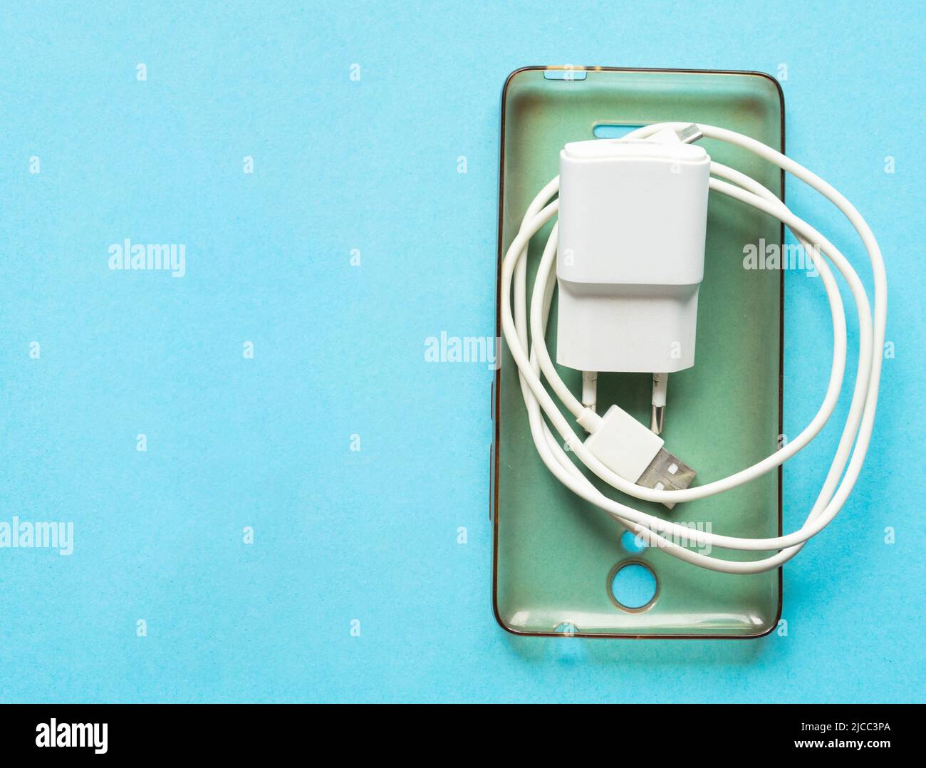 Étui transparent en silicone et chargeur pour smartphone. Copier l'espace. Accessoires pour smartphone. Banque D'Images