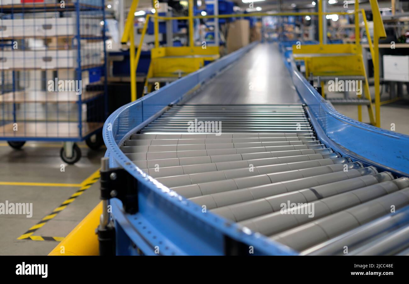 Tapis transporteur à l'intérieur d'un site de fabrication ou d'un entrepôt de distribution Banque D'Images