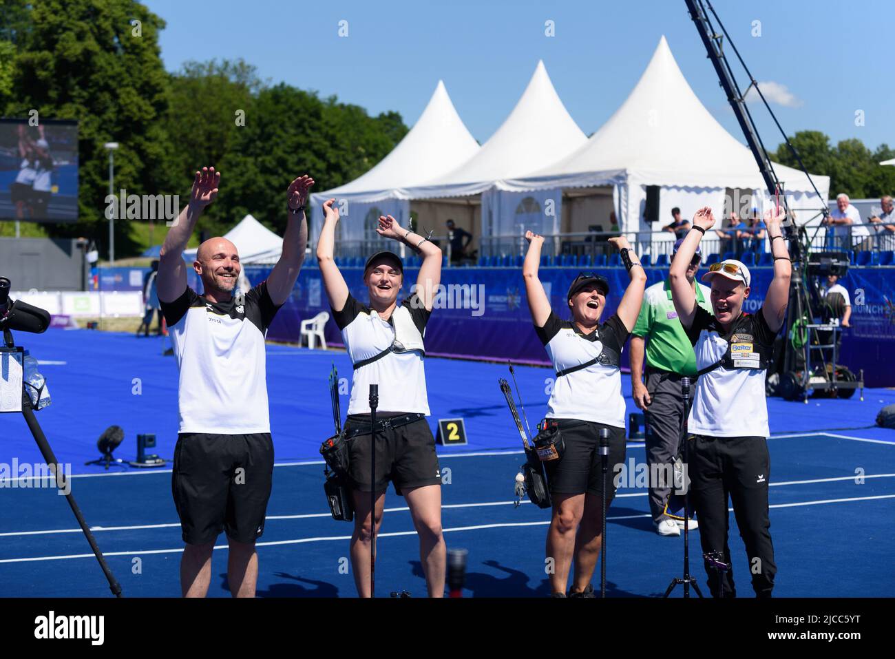 Recurve Women Team Allemagne avec Katharina Bauer, Michelle Kroppen et Charline Schwarz après avoir remporté l'or et les Championnats d'Europe 2022 pendant les Championnats d'Europe de tir à l'arc 2022 pendant les finales récurves à Theresienwiese, Munich. Sven Beyrich/SPP Banque D'Images