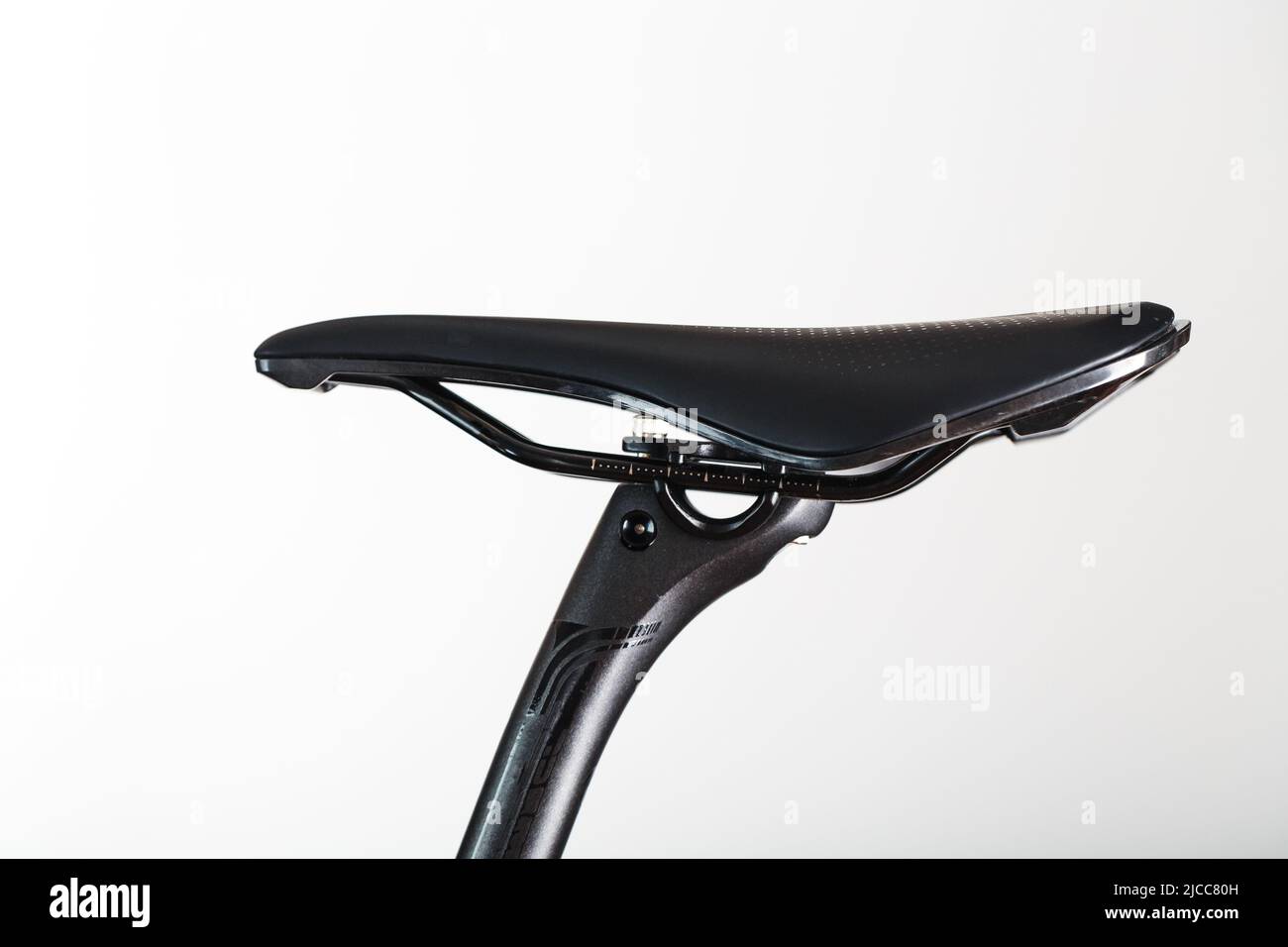 Selle de vélo avec montant de siège sur un arrière-plan léger accessoires  pour la réparation et le réglage de vélo Photo Stock - Alamy