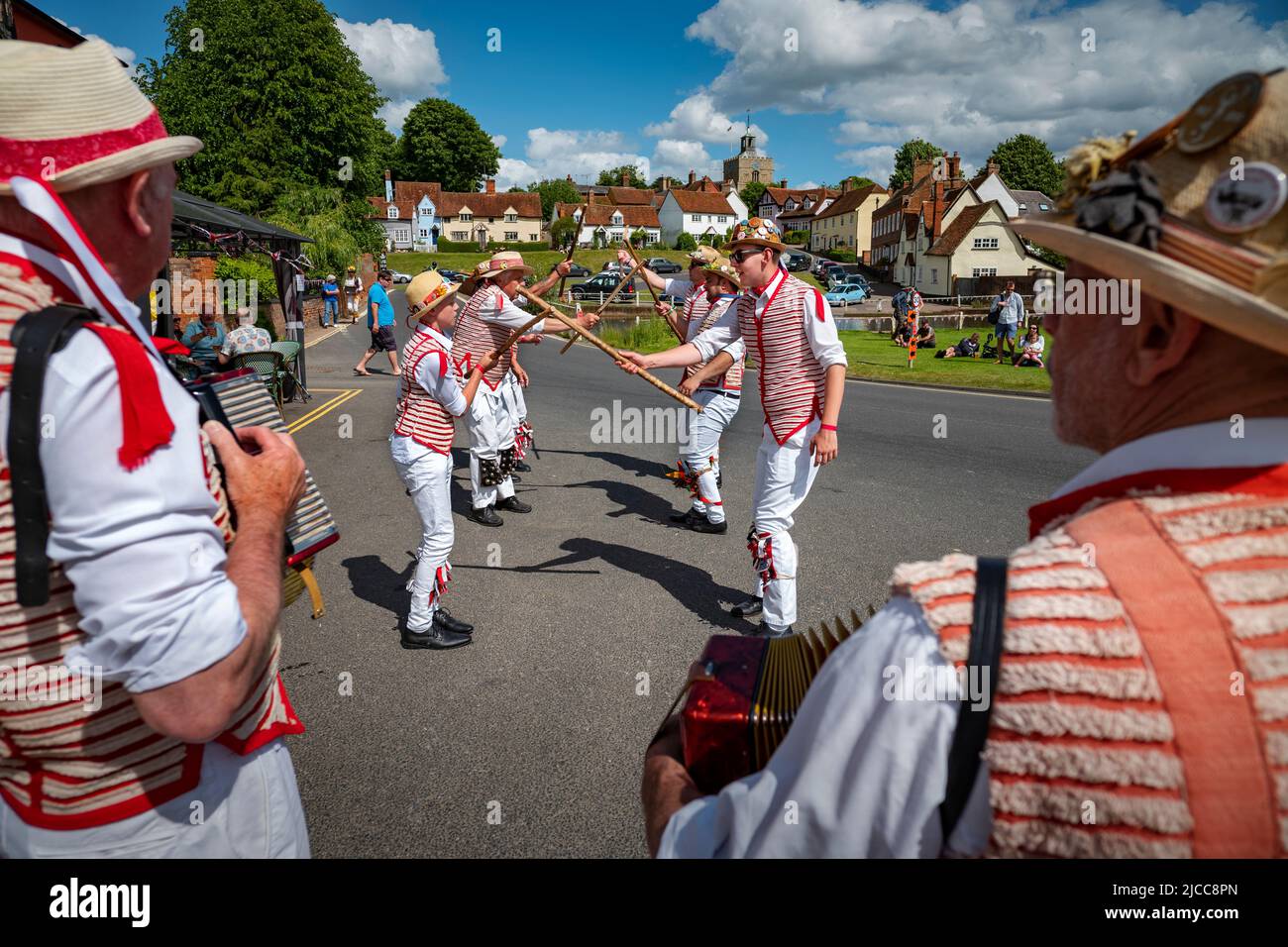 Thaxted, Essex, Royaume-Uni. 11th juin 2022. Les hommes Thaxted Morris se sont produit dans l'Essex de Finchingfield quatorze Morris Dancing côtés ont dansé dans 14 villages du nord-ouest de l'Essex pour la première fois depuis que les restrictions Covid ont été levées pour le week-end de Thaxted Morris. La soirée s'est terminée juste après 10pm. Crédit : BRIAN HARRIS/Alay Live News Banque D'Images