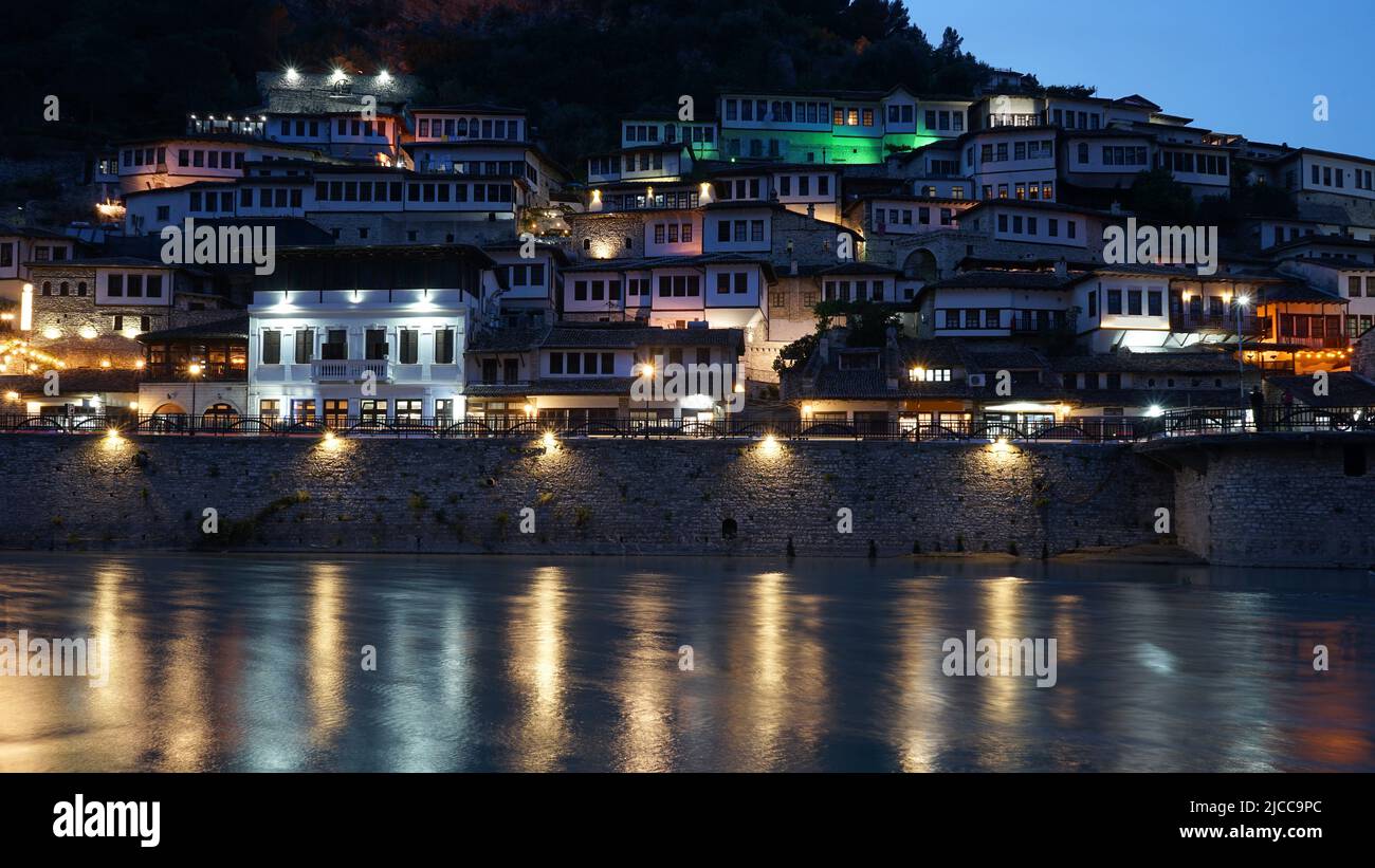 Vue au crépuscule sur Berat, Albanie Banque D'Images