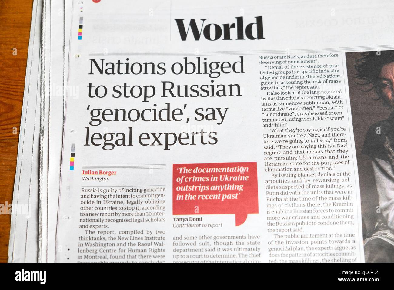 "Les nations obligées de mettre fin au "génocide" russe disent les experts juridiques" Guardian journal titre Ukraine article de guerre écrêtage 27 mai 2022 Londres UK Banque D'Images