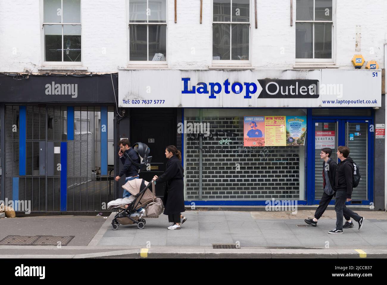 Piétons à l'extérieur fermé dans la boutique d'ordinateurs, Tottenham court Road, Camden, Londres, Royaume-Uni. 5 juin 2022 Banque D'Images