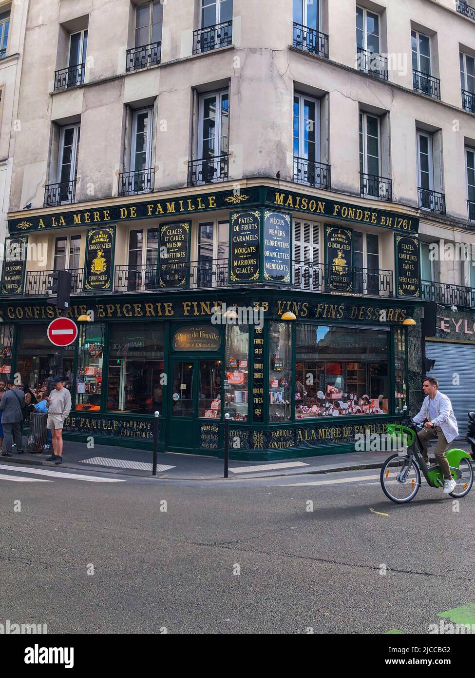 Paris, France, gens, scène de rue, Centre ville, Vintage Shop Front, Chocolate Store, 'la Mere de famille', le shopping parisien Banque D'Images