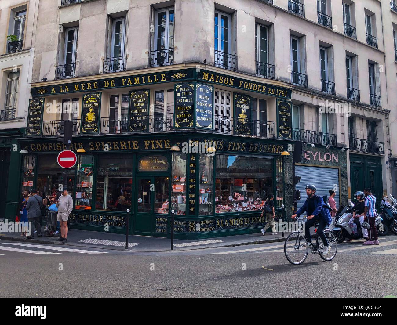 Paris, France, gens, scène de rue, Centre ville, Vintage Shop Front, Chocolate Store, 'la Mere de famille', le shopping parisien Banque D'Images