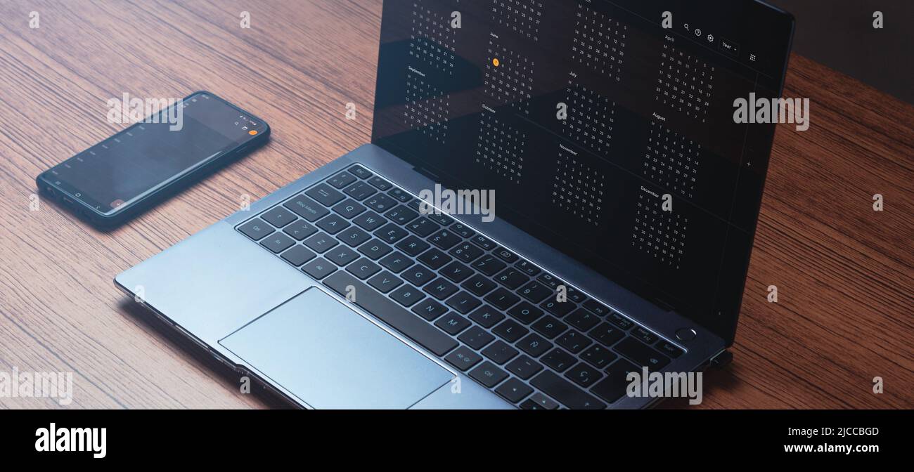 Bannière du smartphone et de l'ordinateur portable pour créer un nouvel événement dans le calendrier. Agenda gestionnaire d'organisation rappeler. Image avec espace de copie. Banque D'Images