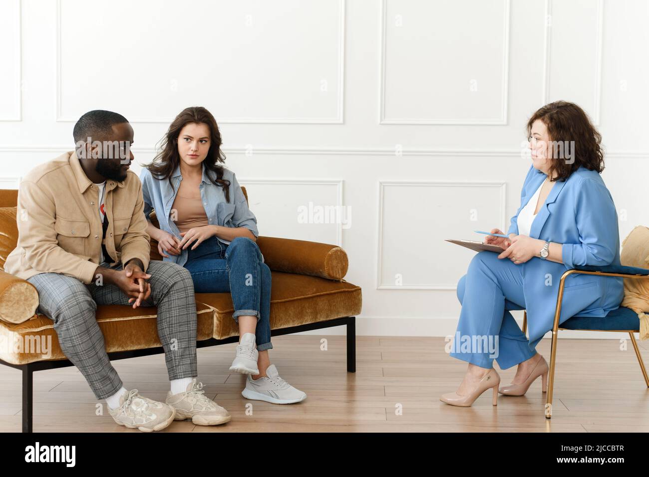 Souligné malheureux millénaire Caucasiens et le couple afro-américain ont des problèmes de relation. Divers couples se battent tout en rendant visite à un professionnel Banque D'Images