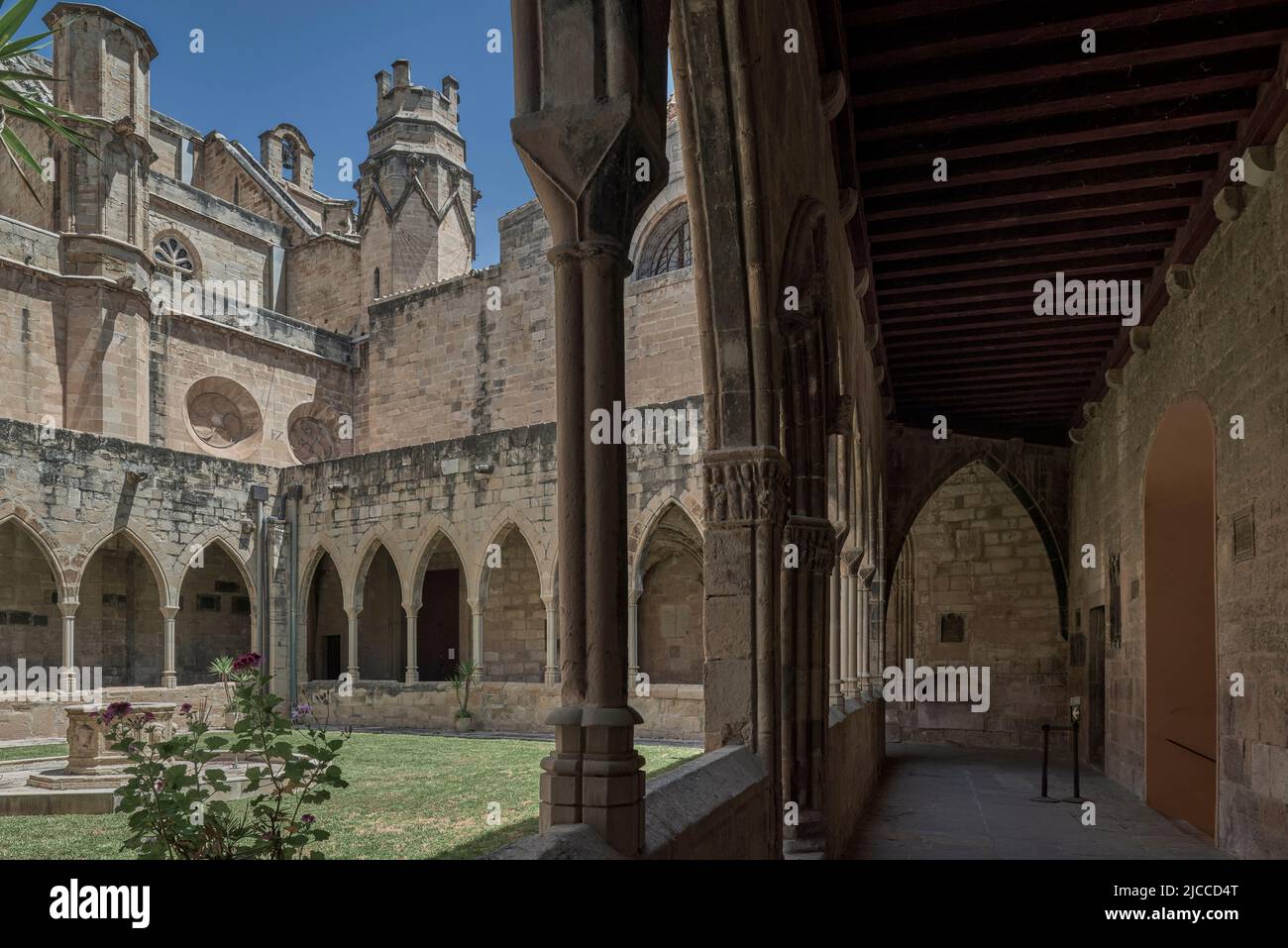 Cloître gothique catalan intérieur de la cathédrale basilique de Santa María de Tortosa datant du 14th siècle, province de Tarragone, Catalogne, Espagne, Europe Banque D'Images