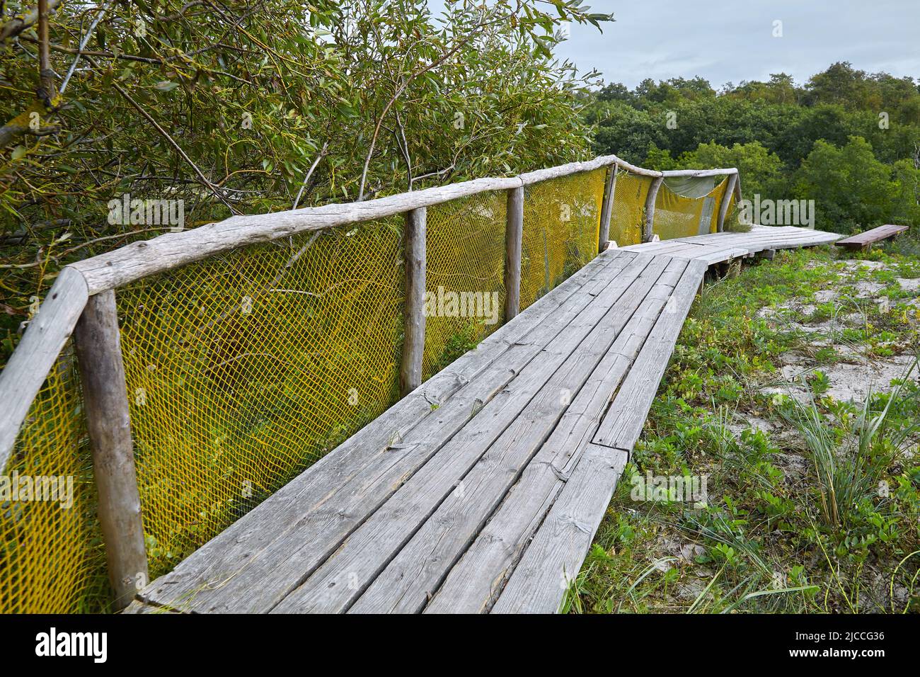 Parquet pour la marche dans les dunes avec filet de clôture. Reposez-vous sur la mer Baltique. Le tourisme local Banque D'Images