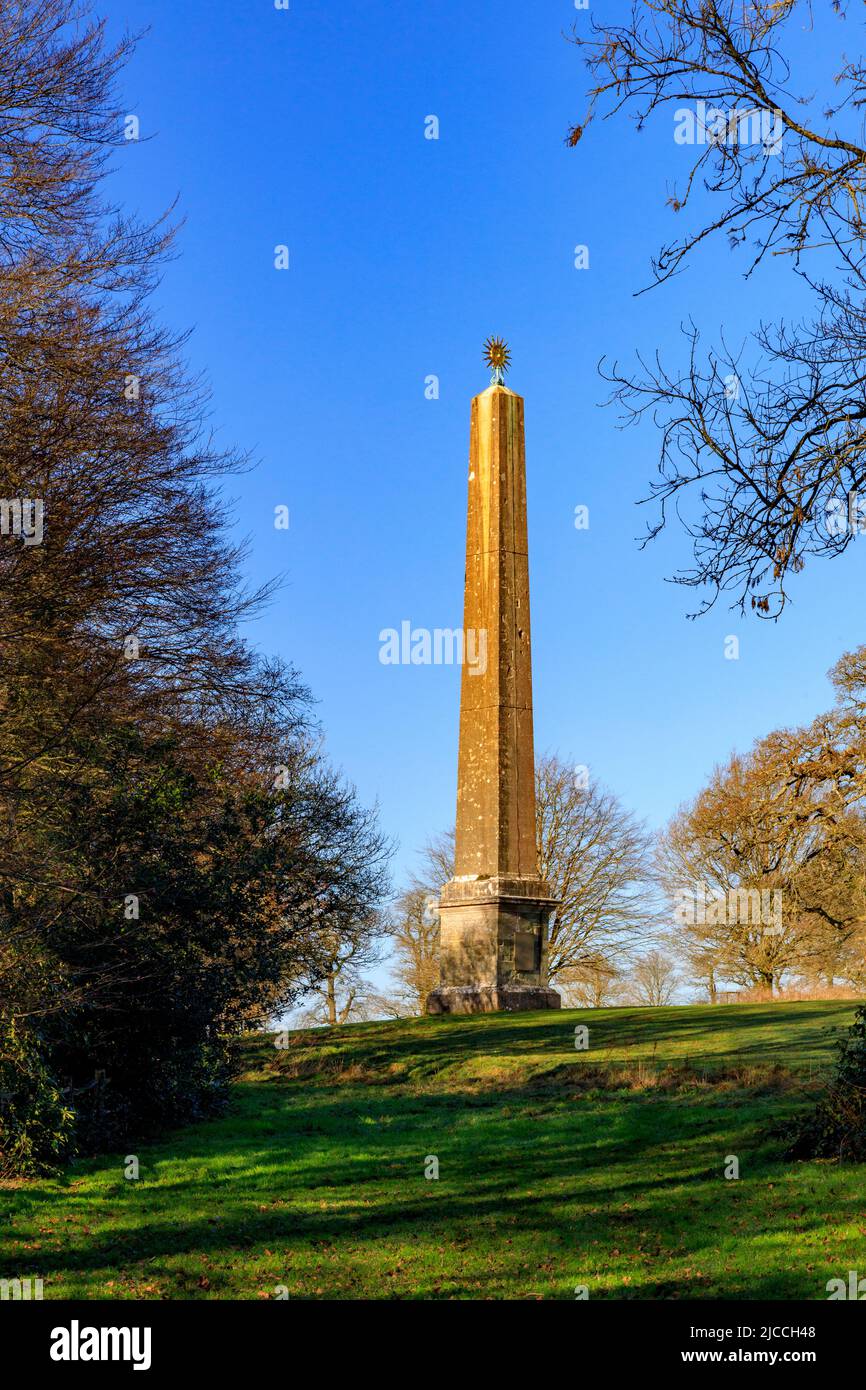 L'obélisque de pierre de Bath de 1839 en hiver sous le soleil dans le domaine de Stourhead House, Wiltshire, Angleterre, Royaume-Uni Banque D'Images