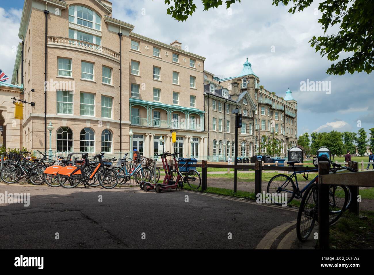 Après-midi de printemps à l'University Arms Hotel de Cambridge, Angleterre. Banque D'Images