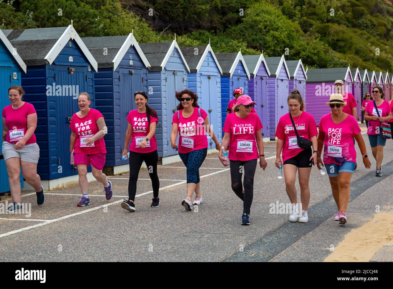 Bournemouth, Dorset, Royaume-Uni. 12th juin 2022. Des centaines de personnes participent à la course pour la vie à Bournemouth en 10k ou 5k. Cancer Research UK invite tout le monde à s'unir pour combattre le cancer dans une cause commune. Les participants peuvent participer à l'événement 10k ou 5k le long du front de mer de Bournemouth pour aider à recueillir des fonds pour la recherche sur la lutte contre le cancer. Crédit : Carolyn Jenkins/Alay Live News Banque D'Images