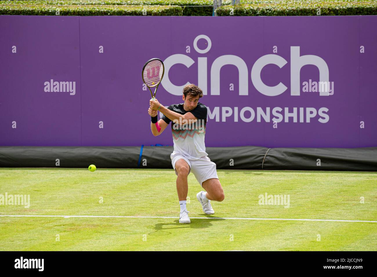 LONDRES, ROYAUME-UNI. 12 juin 2022. Denis Kudla (Etats-Unis) contre Quentin Halys (FRA) lors du match de qualification du deuxième jour des 2022 championnats du Cinch au Queen's Club, dimanche, 12 juin 2022, Londres, ANGLETERRE. Credit: Taka G Wu/Alay Live News Banque D'Images